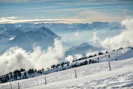 从瑞士里吉山顶部看到的瑞士阿尔卑斯山上空升起美丽的云层