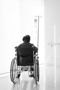 坐在医院走廊轮椅上的老年或老年妇女