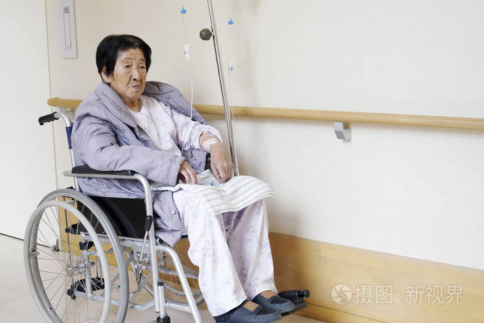 坐在医院轮椅上的长者或长者
