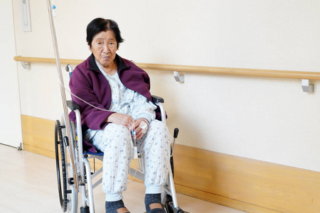 坐在医院走廊轮椅上的老年或老年妇女