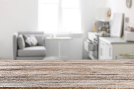 现代厨房里空荡荡的棕色木桌。 设计模型
