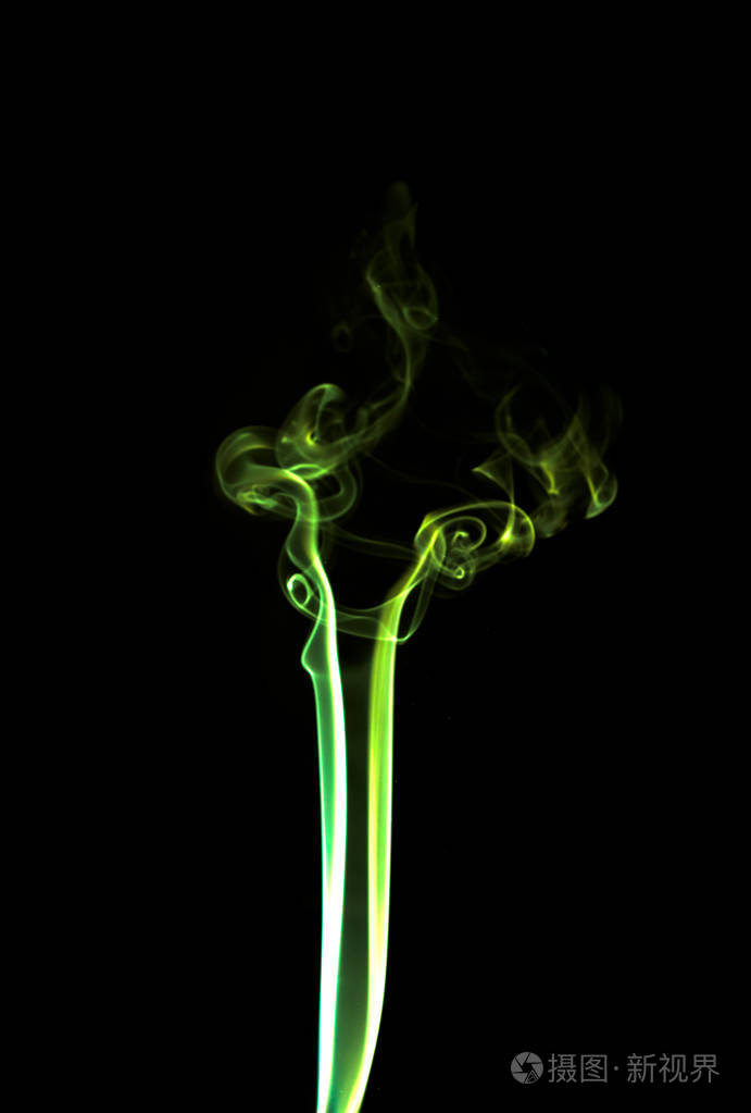 黑色背景上的抽象烟雾