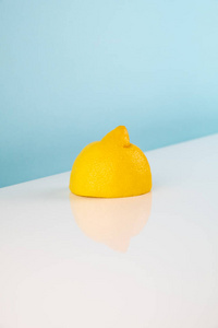 橘子楔形在白色桌子上。 明亮的工作室背景上的一块橙色水果的极简形象