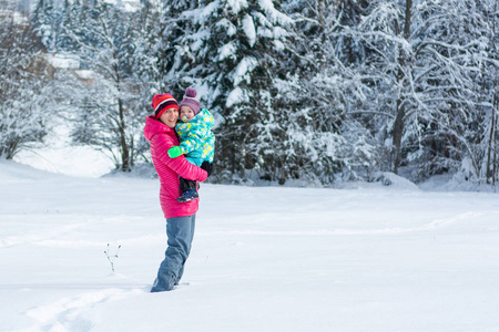 母女俩在童话般的冬季风景中玩耍