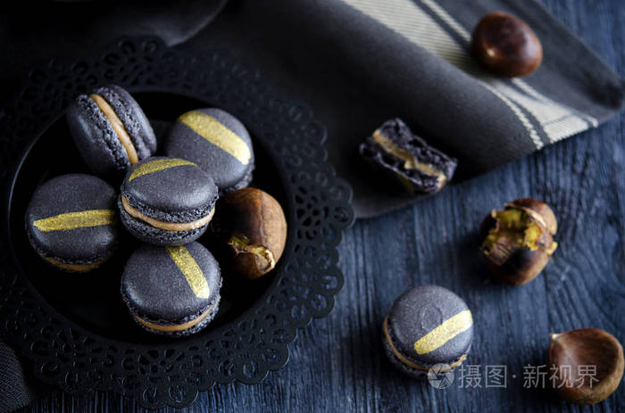 带有栗色甘麻和焦糖选择性聚焦的黑色马卡龙