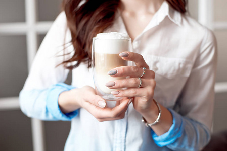 在工作休息时, 女性双手穿着办公室衣服, 拿着一杯咖啡和豆浆, 生活方式的概念