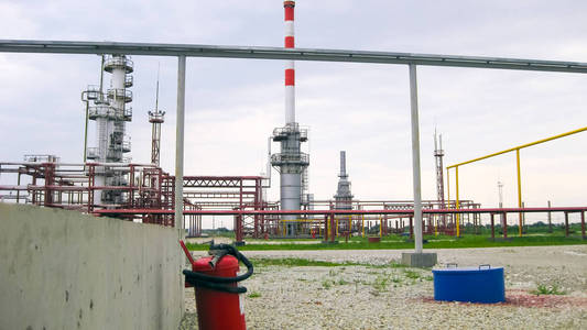 炼油厂。 初级炼油设备。