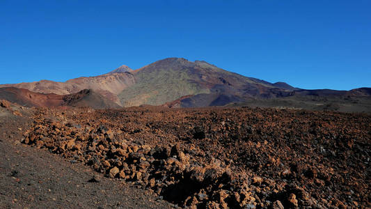 火山景观与熔岩AA在蒙大拿萨马拉徒步旅行，一个最不寻常的外星般的环境发现在蒂德国家公园，与皮科德尔蒂德皮科维约和拉斯奎瓦斯尼格拉