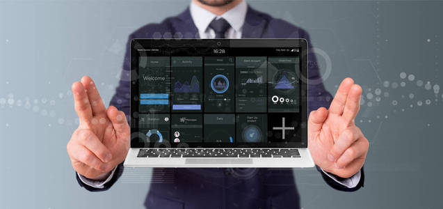 商人持有笔记本电脑的视图与商业用户界面数据在屏幕上隔离在背景上