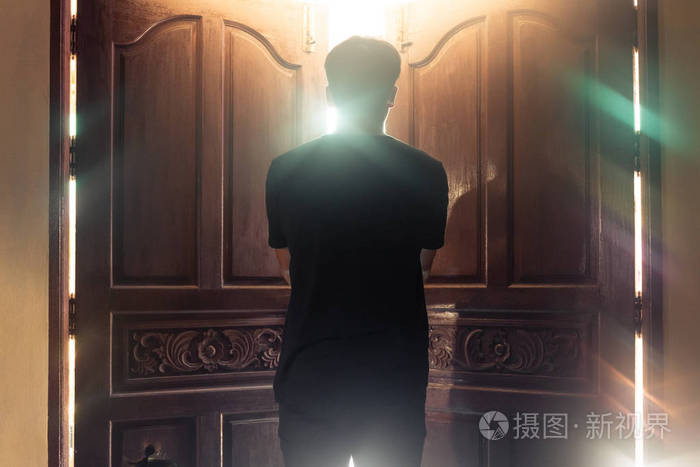 男人打开门照明.