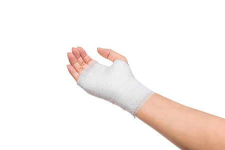 受伤的痛苦的手用白色纱布绷带. 白色背景与裁剪路径隔离照片