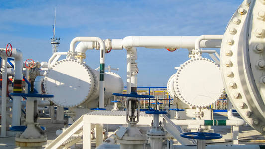 炼油厂的热交换器. 炼油设备. 加热汽油空气冷却器照片