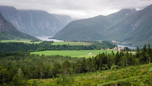 去挪威旅行。 山湖峡湾和山谷。 海岸上的村庄