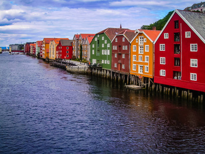 挪威海岸上五颜六色的房子