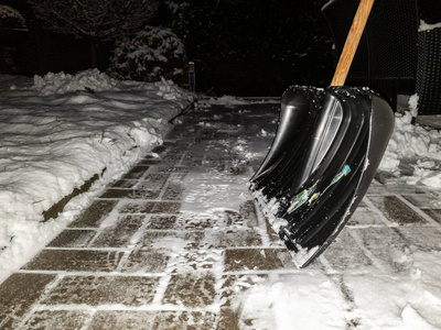 冬天铲雪的概念