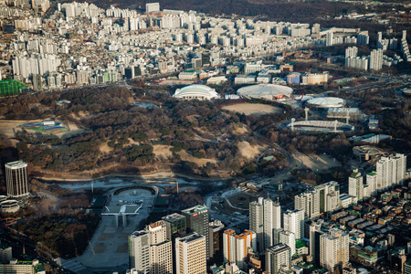 航景景观首尔, 韩国。在贾姆西勒的鸟景乐天塔。首尔的看法与河流和山脉。首尔市中心城市天际线, 首尔鸟图
