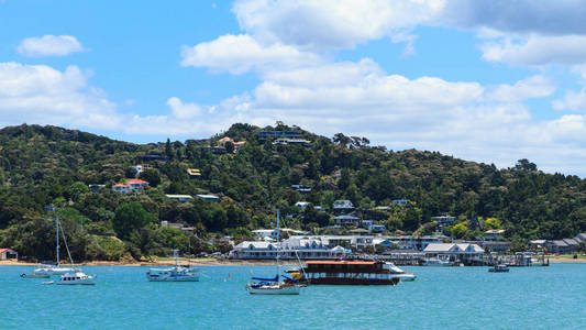 从水中可以看到美丽的新西兰群岛海湾的旅游之都派希亚镇的全景