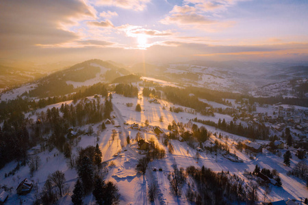 西里西亚贝斯基兹山脉的冬季风景。从上面看。用无人机拍摄的景观照片。波兰，欧洲。
