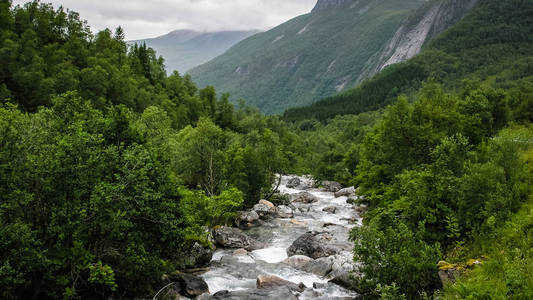 挪威山脉的美丽自然峡谷山脉河流