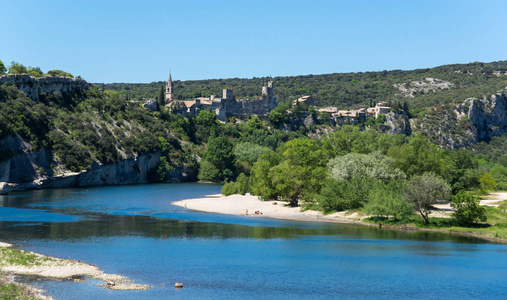 aigueze的全景位于法国南部的一个小村庄，位于法国地区的gard省，lindedoc Roussillon