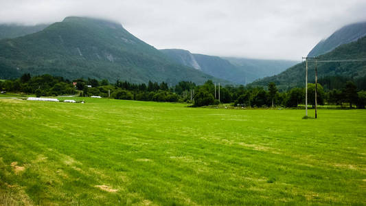 去挪威旅行。 高山和山谷。 山区村