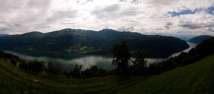 挪威的InnvikfjordenInnvik和Utvik村的景观全景