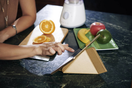 在烹饪健康早餐冰沙时，在桌面屏幕上按步骤裁剪的人形象