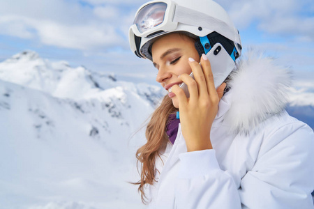 女人在高山上闲谈手机