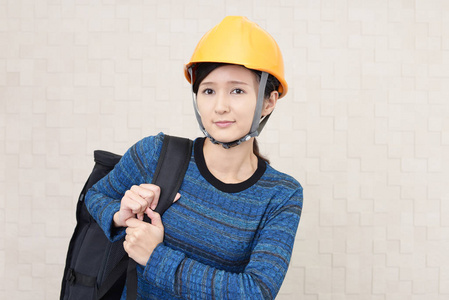 防灾减灾戴着安全帽的亚洲女人照片