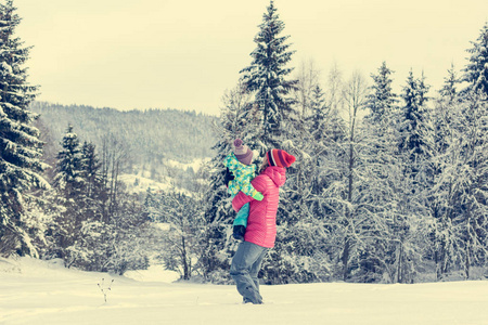 母女俩在童话般的冬季风景中玩耍