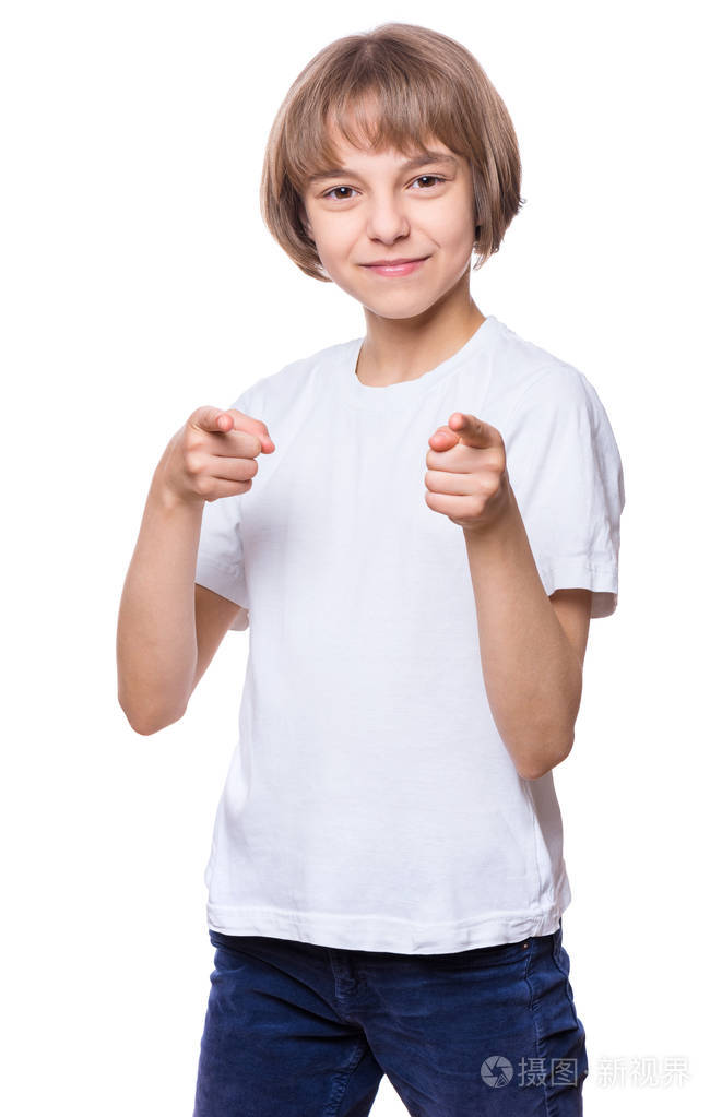 可爱的微笑的孩子手指着你,孤立在白色的背景上.