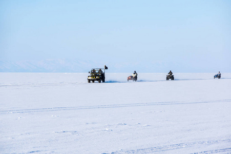 冬天的贝加尔湖景色世界上体积最深最大的淡水湖，位于俄罗斯西伯利亚南部