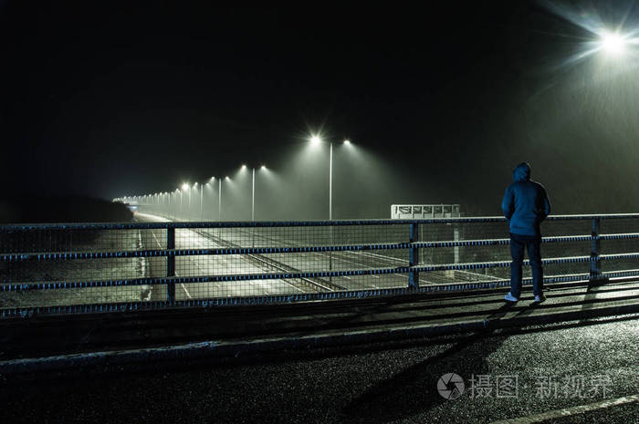 独自一人在桥上的图片图片