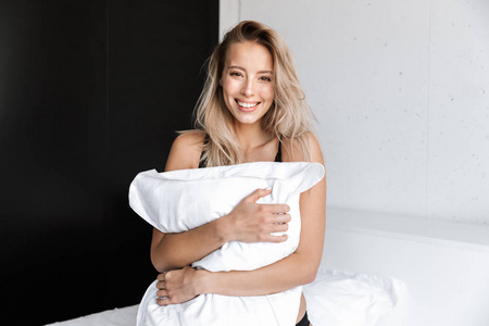 可爱抱枕图片-可爱抱枕素材-可爱抱枕插画-摄图新视界