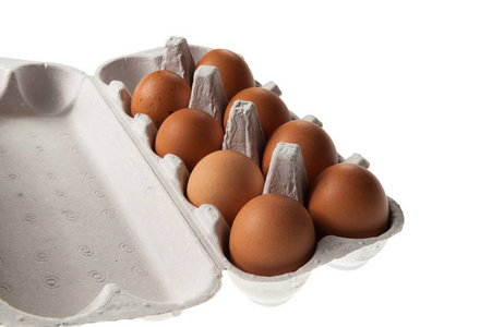在白色上分离出的棕色鸡蛋