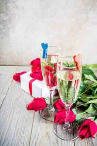 情人节概念红玫瑰与两个香槟杯复制顶部视图