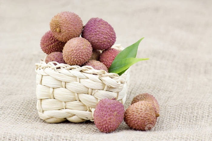 篮子里的新鲜荔枝