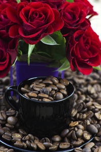 咖啡豆和红玫瑰