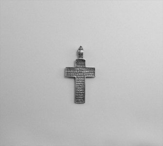 白色背景上的旧十字架