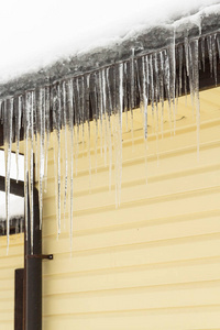 冬天，冰柱挂在私人住宅的屋顶上