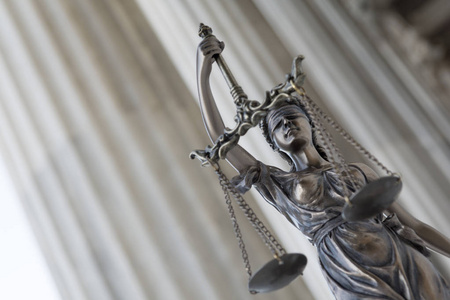 正义雕像themis或justitia,蒙着眼睛的正义女神,反对离子秩序的柱廊