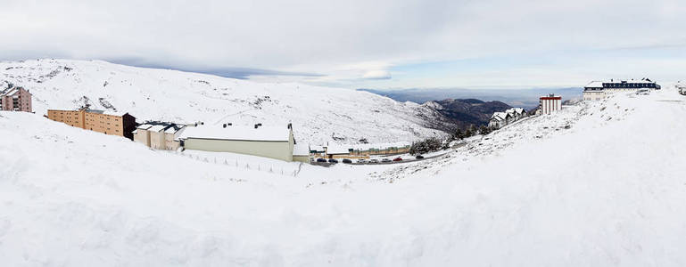 冬季内华达山脉滑雪场, 充满了雪