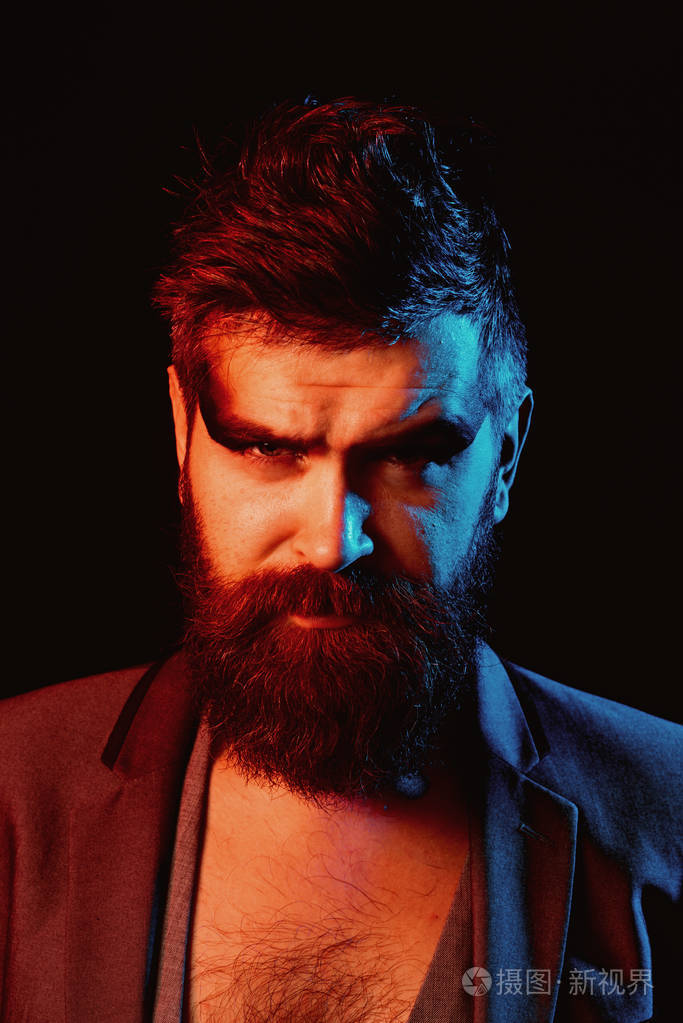 有胡子的男人和时髦的头发.脸上有化妆的大胡子男人