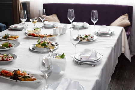 为宴会餐厅提供菜肴小吃餐具葡萄酒和水杯。