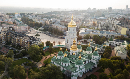 在阳光明媚的早晨，乌克兰基辅著名的圣索菲亚大教堂的空中景色