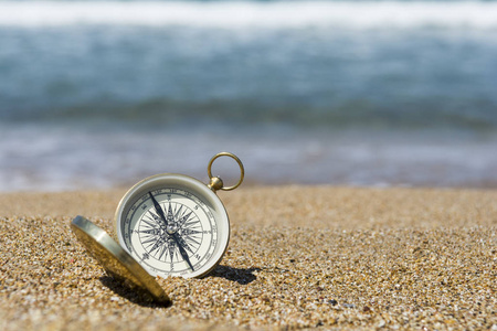 指南针在海边的金沙上