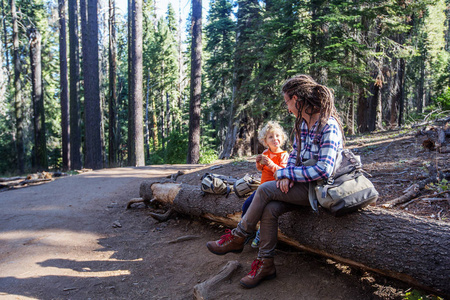 母亲带着蹒跚学步的孩子参观美国加利福尼亚州的约塞米蒂国家公园