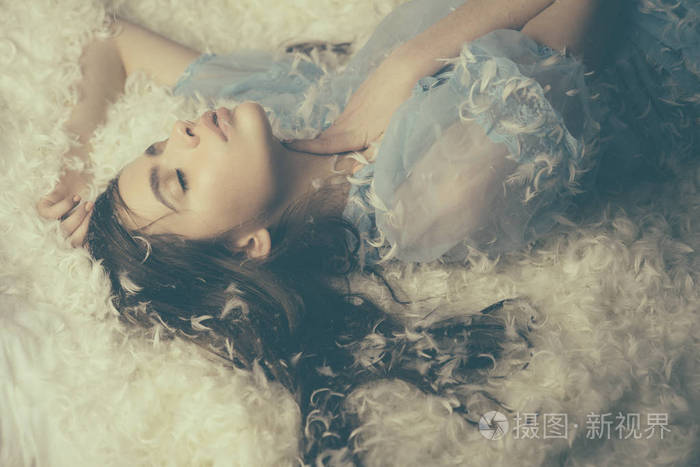 睡美人.可爱的女孩放松羽毛床枕头和床垫.