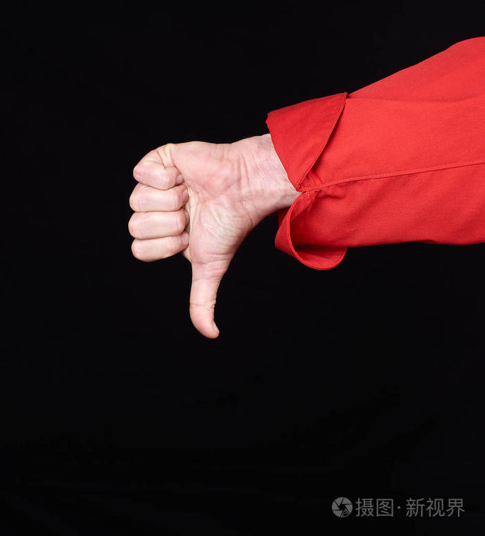 穿红色制服的厨师表示不喜欢的手势,双手黑色背景