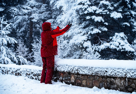 白种人喜欢和玩雪。